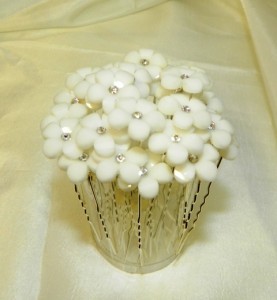 Шпильки для волос с белыми цветочками