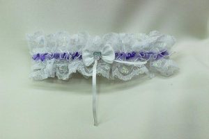 Подвязка невесты белая с фиолетовым