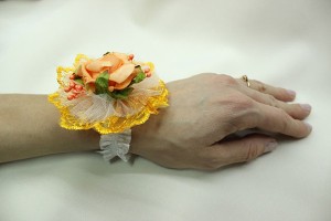 Браслет на руку подружки невесты оранжевый фото