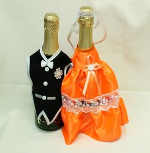 Украшение на свадебное шампанское оранжевое и черное костюмы