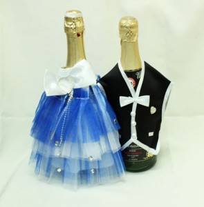 Украшение на свадебное шампанское синие костюмы