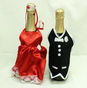 Украшение на свадебное шампанское красное костюмы