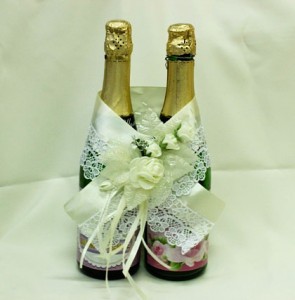 Украшение на свадебное шампанское айвори