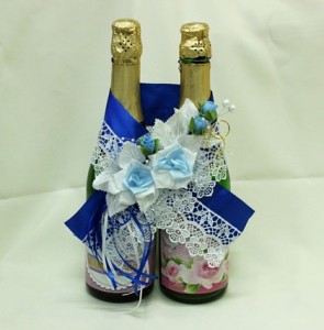 Украшение на свадебное шампанское синие