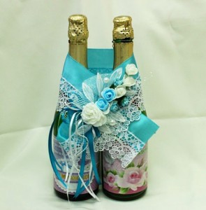 Украшение на свадебное шампанское голубое