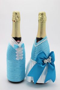 Украшение на шампанское жених и невеста голубое