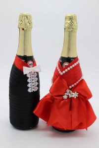 Украшение на шампанское жених и невеста красно-черное
