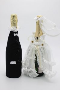 Украшение на шампанское жених и невеста классика