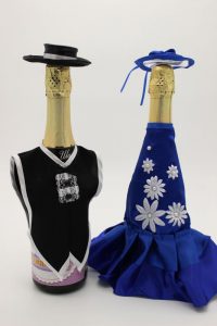 Украшение на шампанское жених и невеста со шляпами синее