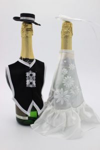 Украшение на шампанское жених и невеста со шляпами айвори