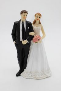 Фигурка на свадебный торт жених и невеста с цветами