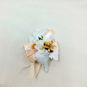 Бутоньерка персиковый с белым. Свадебный салон