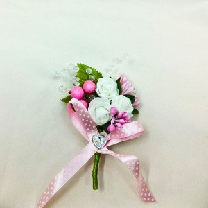 Бутоньерка розовая с белым и зеленым для жениха. Свадебный салон